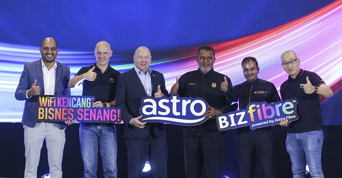 (From left) Alvin Sinclair, Group Marketing Director of The Olive Tree Group; Euan Smith, Astro’s Group CEO – Designate;  Christopher Moore, GM of Le Méridien Petaling Jaya; Jawahar Ali, Founder and Group Executive Chairman of Restoran Ali Maju and President of Malaysian Muslim Restaurant Owners Association (PRESMA); Saravanan, Senior Operations Manager, The Olive Tree Group; and Kevin Ng, Astro’s Head of Enterprise Business during the BIZfibre launch in KL.
