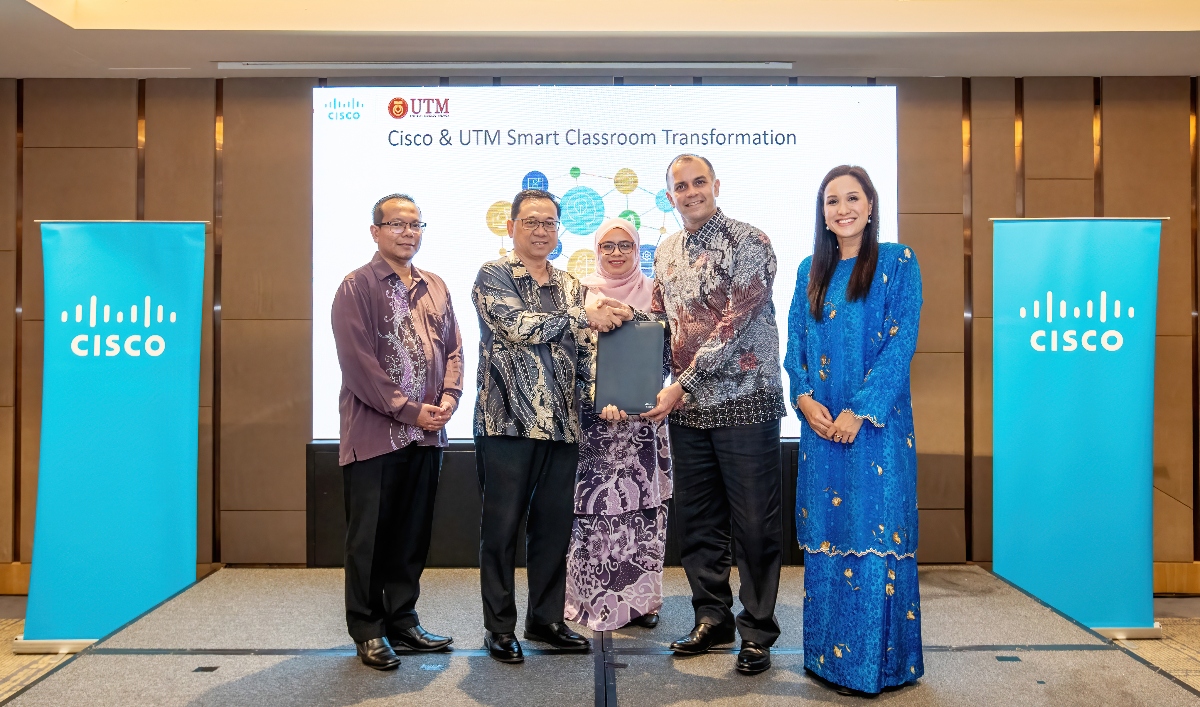 From L to R: Professor Dr. Mohd Shafry bin Mohd Rahim, deputy vice chancellor, UTM; Professor Dr.Ahmad, Fauzi bin Ismail, vice-chancellor, UTM; Norlizah binti Noh, chairman of the Education, Information and Communication Ministry, Johor; Clarence Barboza, senior director, Digital Impact Office, Asia Pacific, Japan and China; Hana Raja, managing director, Cisco Malaysia