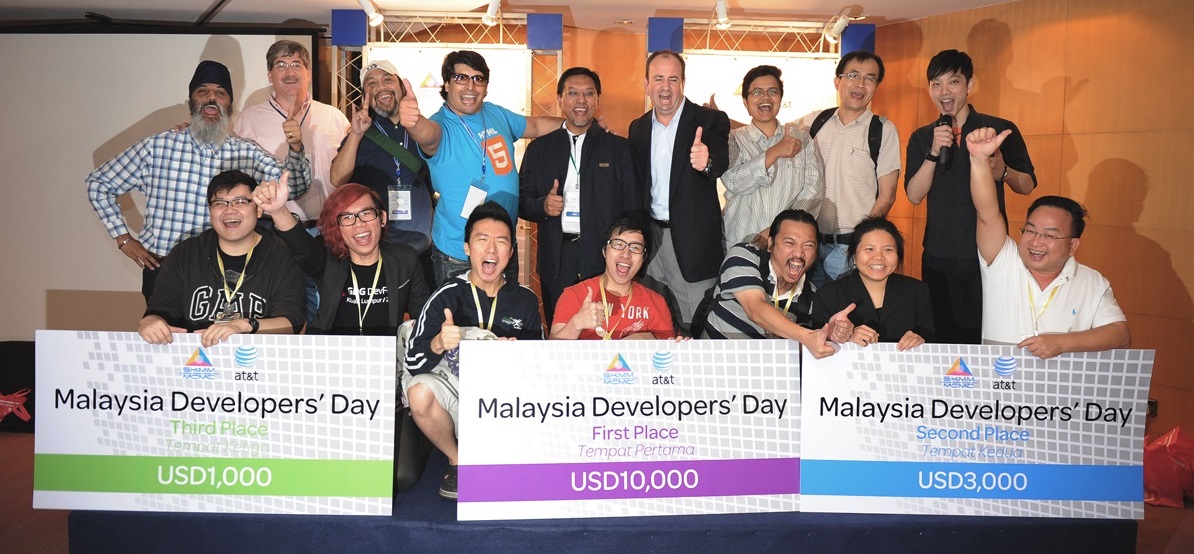 Malaysia Developers’ Day judges with the three winning teams. The writer is first on the left.