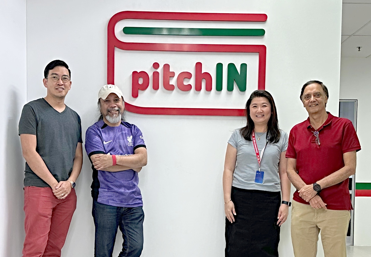 Sam Shafie, CEO, poitchIN (second from the left), Xelia Tong, COO, pitchIN (third from the left) and Kashminder Singh, co-founder, pitchIN