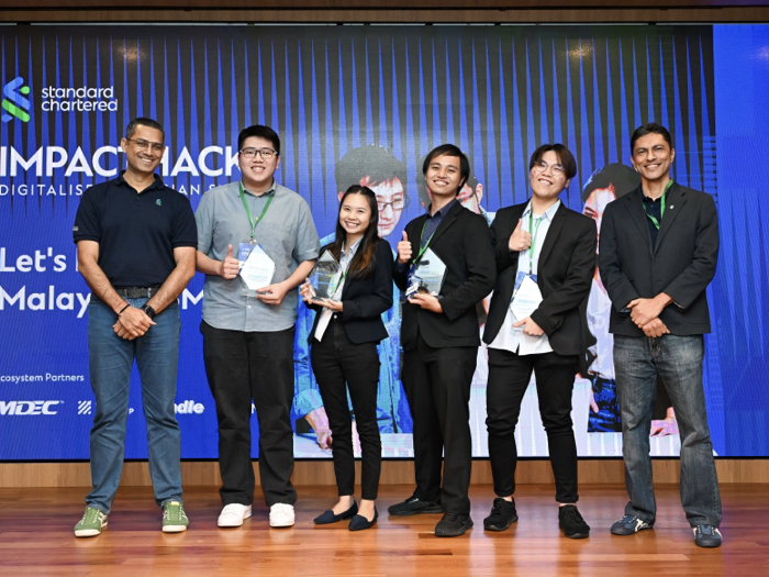 The winning team DoBetter flanked by (left) Sammeer, Managing Director and Head of Consumer, Private and Business Banking and (right) Joy Chowdhury, Chief Technology and Operations Officer from Standard Chartered Malaysia