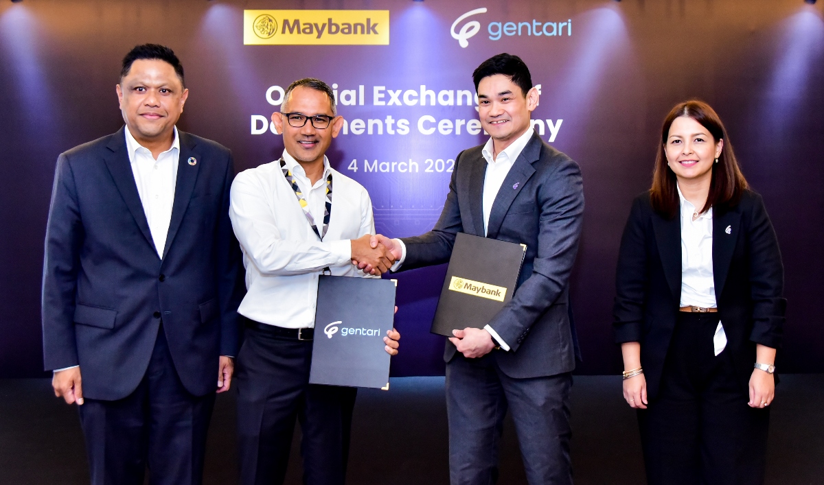hahril Azuar Jimin, group chief sustainability officer of Maybank; Tuan Syed Ahmad Taufik Albar, group CEO of Community Financial Services of Maybank; Shah Yang Razalli, deputy CEO of Gentari and CEO of Gentari Green Mobility and Aliah Nasreen Abdullah, chief customer officer of Gentari Green Mobility at the official exchanges of documents ceremony.