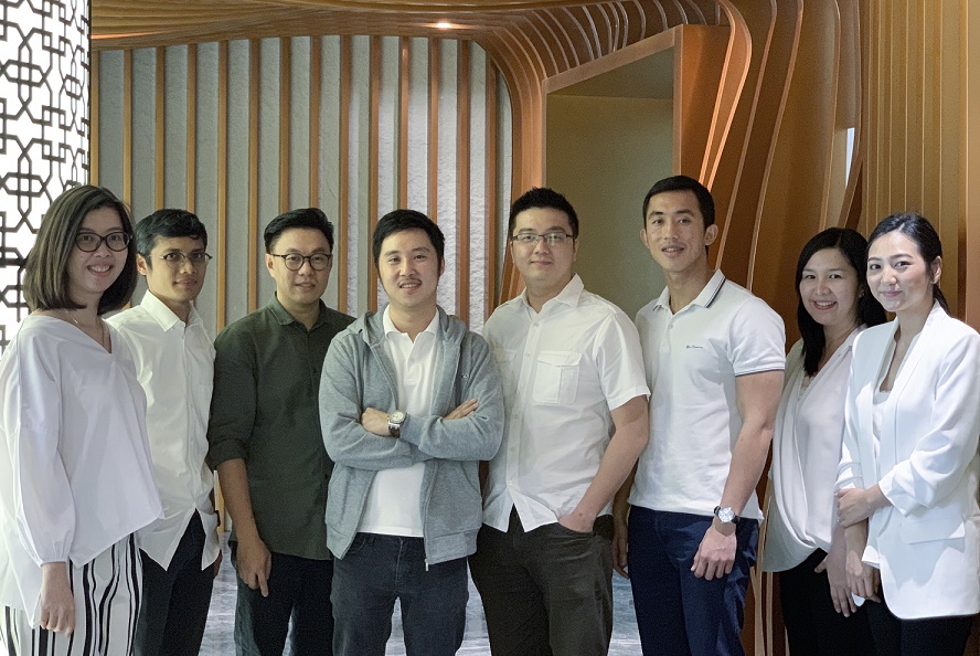 (From 3rd to 6th left) East Ventures managing partner Willson Cuaca; Advotics founders Boris Sanjaya; Hendi Chandi; and Jeffry Tani with the Advotics team