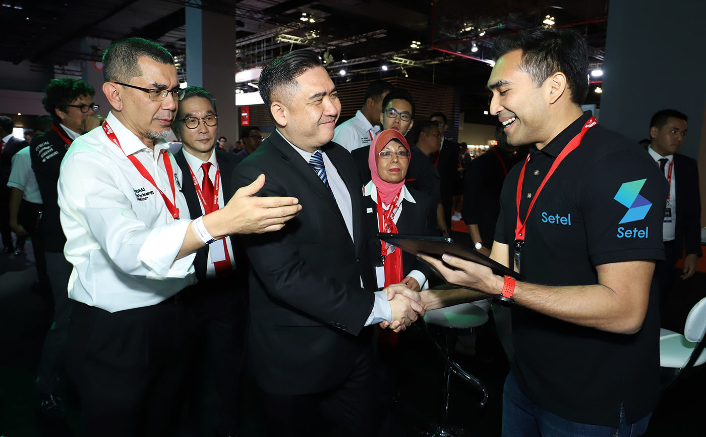 (From left) Petronas Dagangan MD & CEO Syed Zainal Syed Mohd Tahir; Malaysian Minister of Transport Anthony Loke; and Setel head Iskandar Ezzahuddin