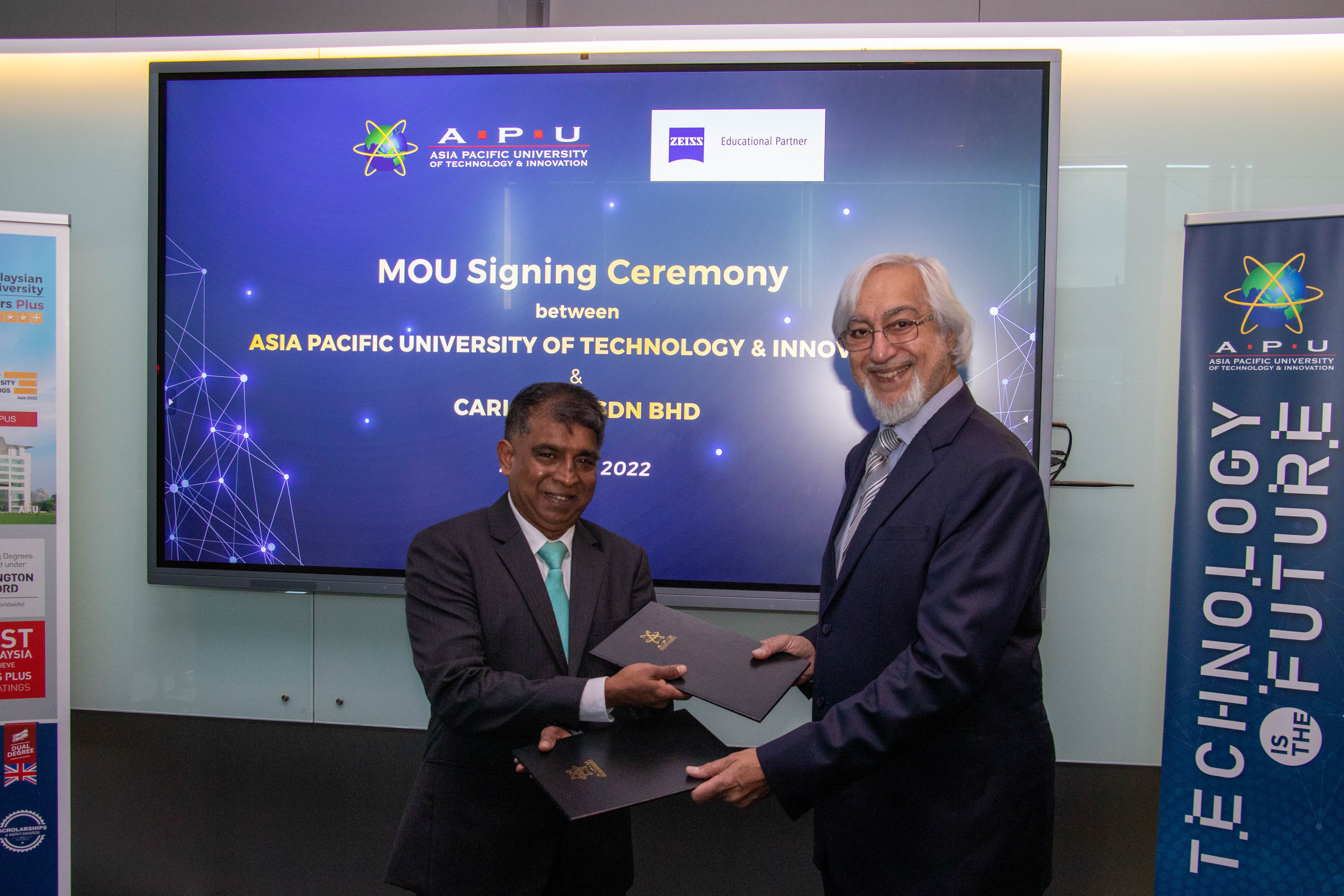 Datuk Parmjit Singh (right), chief executive officer, APU; and Mr Ven Raman, managing director, Carl Zeiss Sdn Bhd, celebrating the newly formed industry-academia collaboration. 