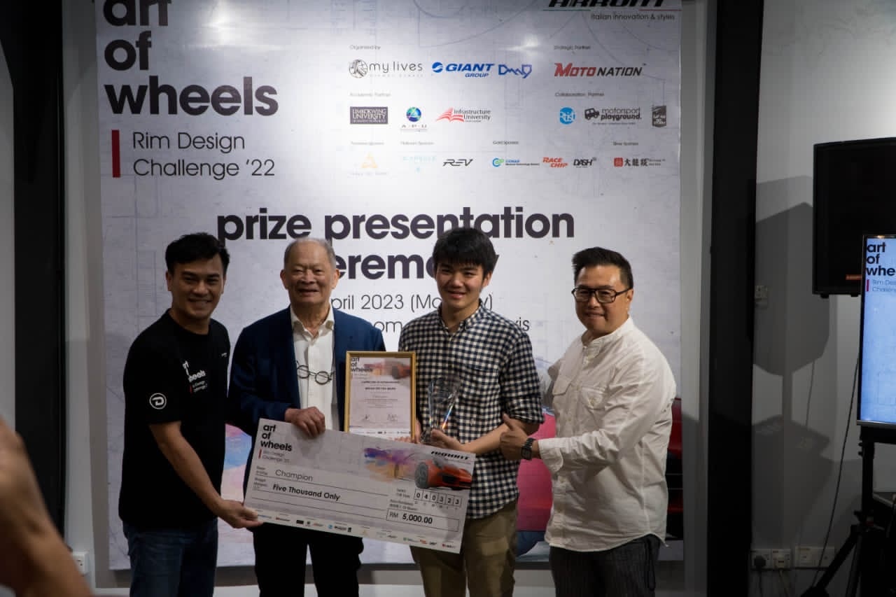 APU’s Bachelor of Arts in Industrial Design student Bryan Teh Yea Quan (2nd right) receives a cash prize and trophy from members of the organising committee Andrew Thu (left), Henry Tho and Loh Tze Jye.