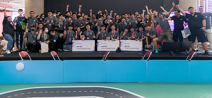 A Group photo of the Top-3 winners with all participants of the APU-AWS DeepRacer Competition 2023 finale, flanked by AWS experts and senior leadership of APU. 