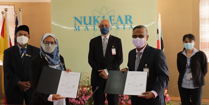 Ts. Dr Siti A’iasah Hashim (2nd from left) Director-General of Malaysian Nuclear Agency, with Dr Hari Narayanan, the Vice-Chancellor of APU (2nd from right). The signing was witnessed by Datuk Parmjit Singh, CEO of APU (Centre). Looking on are (from left) Dr. Abdul Rahim Harun, Deputy Director-General, Research & Technology Development Programme; Prof Dr. Angelina Yee, Director of Research & Enterprise, APU. 