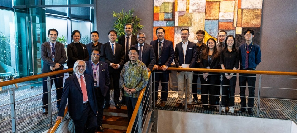 Deputy health minister, Lukanisman Awang Sauni (front, right), and his senior officers in a group photo with the APU community, led by CEO Datuk Parmjit Singh (front, left), during a visit to APU.