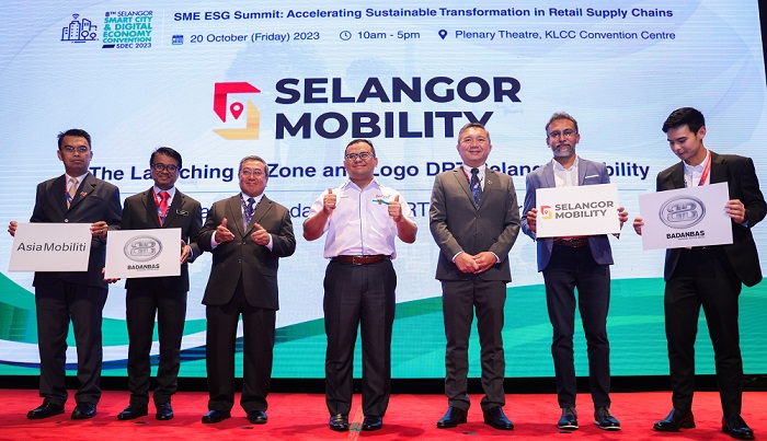 Ramachandran Muniandy, founder and CEO of Asia Mobiliti (2nd from right) with Amirudin Shari (4th from right), chief minister of Selangor at the announcement of Asia Mobiliti awarded the job to run the state's Demand-Responsive Transit service.