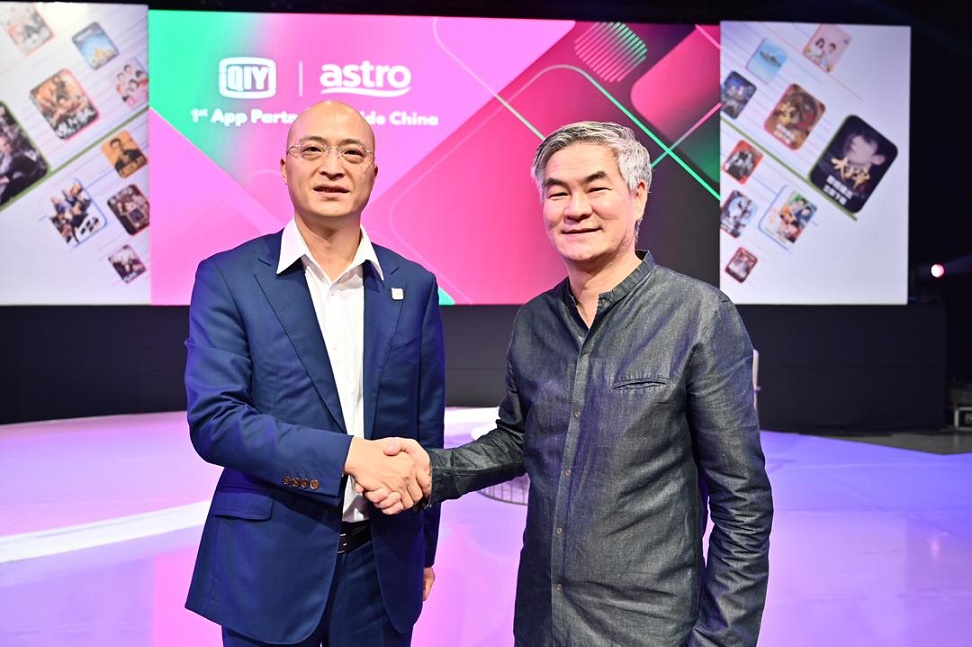 Astro CEO Henry Tan (right) with iQIYI president of Membership and Overseas Business Group Yang Xianghua