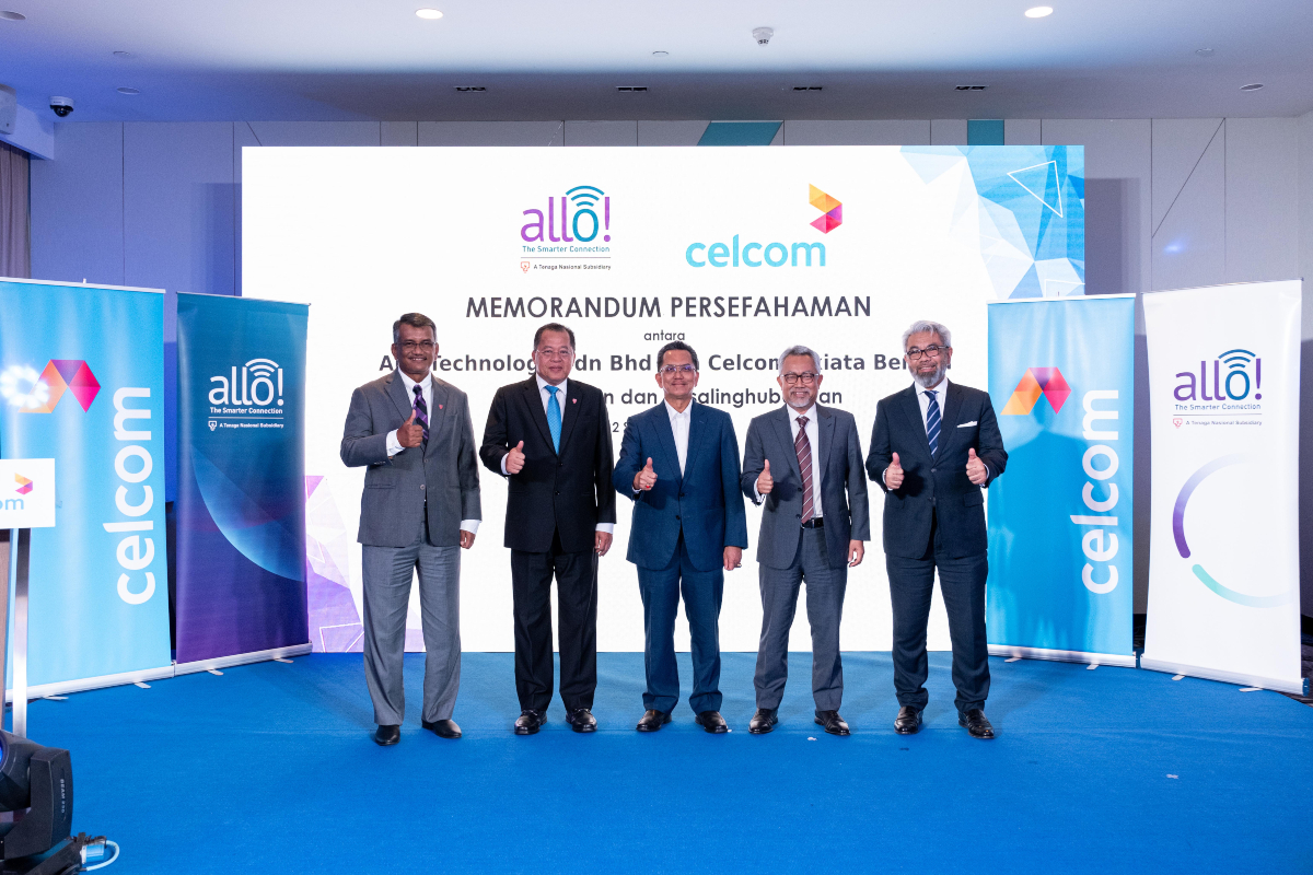 Mohamed Ghous Ahmad, chief executive officer of Allo Technology, Indera Ir. Baharin Din, president and chief executive officer of Tenaga Nasional Berhad, Haji Mohammad Mentek, secretary general, Ministry of Communications and Multimedia Malaysia, Idham Nawawi, chief executive officer of Celcom Axiata Berhad and Afizulazha Abdullah, chief operations officer & chief enterprise business officer of Celcom Axiata Berhad, during the MoU signing ceremony between Allo and Celcom. 