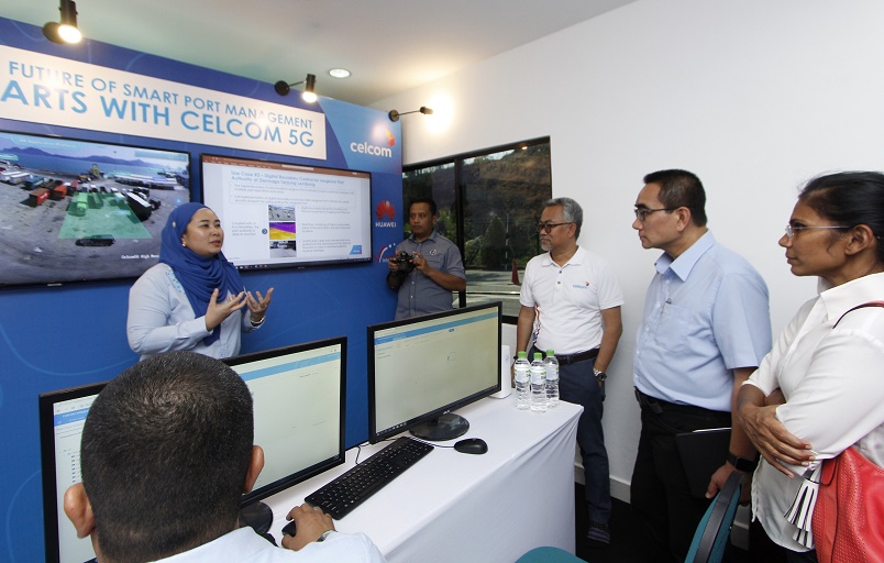 Celcom Axiata chief customer service and experience officer Shanti Jusnita Johari (left) and (from 3rd left) CEO Idham Nawawi explain how the 5G Digital Boundary Control enhances daily port operation matters to MCMC Digital Industry Development & Commercialisation chief officer Gerard Lim and MCMC Digital Initiatives Department deputy director Malini Ramalingam