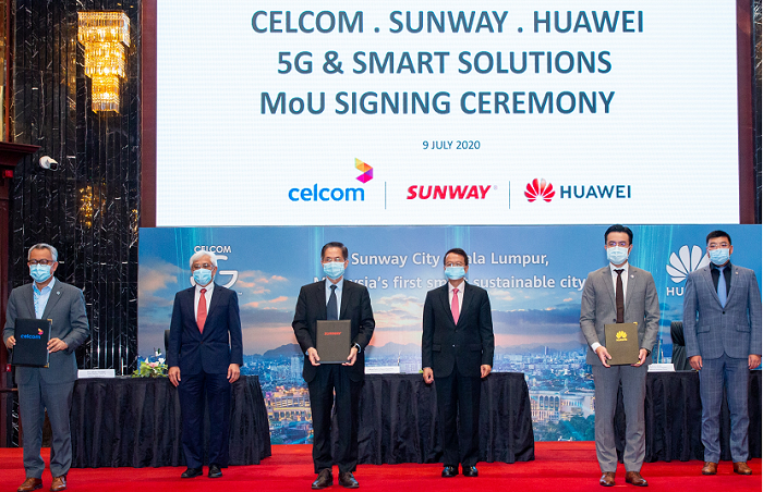 (L to R): Idham Nawawi, CEO of Celcom Axiata Bhd, Jamaludin Ibrahim, Chairman of Celcom Axiata Bhd, Chew Chee Kin, Group President of Sunway Bhd, Tan Sri Dr Jeffrey Cheah, Founder and Chairman of Sunway Group, Zac Chow, Vice President of Huawei Malaysia Carrier Network Business Group and Michael Yuan CEO of Huawei Malaysia.