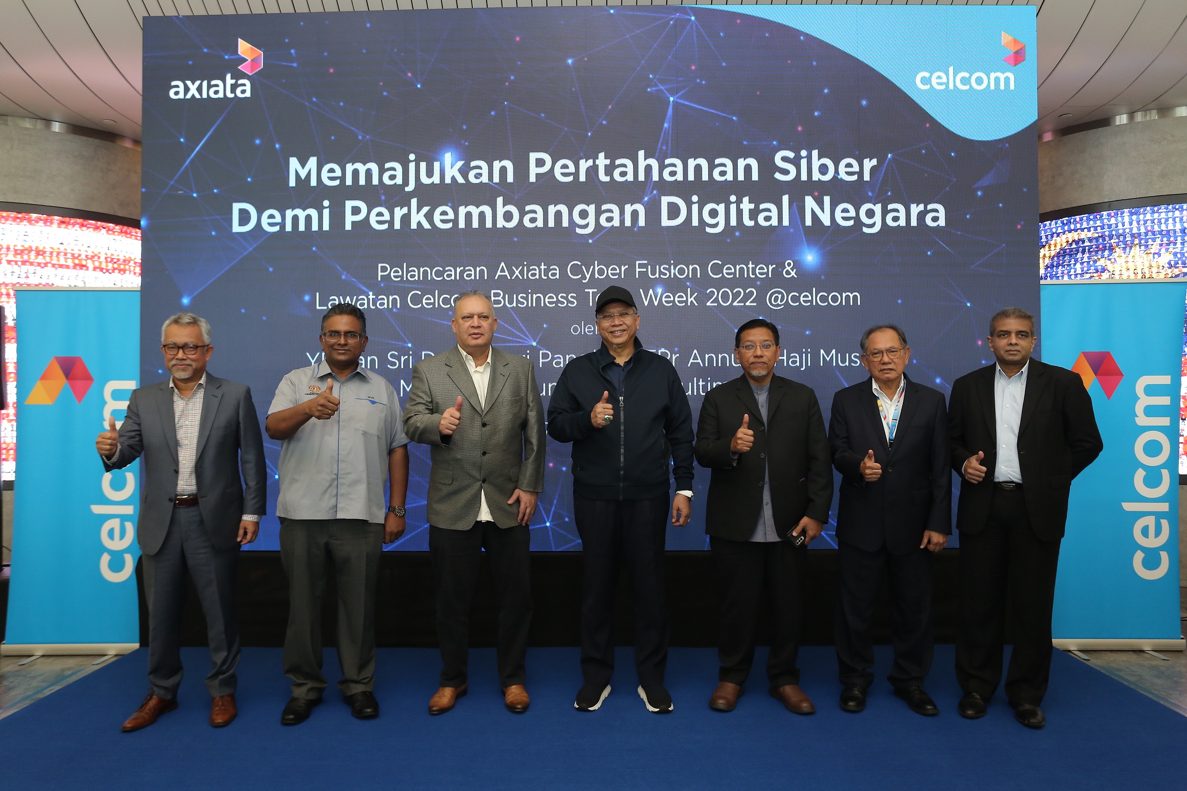 Annuar Musa (center), minister of Communications and Multimedia Malaysia, flanked by leaders of MCMC, Celcom and Axiata during the launch of Axiata’s Cyber Fusion Center at Celcom’s headquarters in Petaling Jaya.