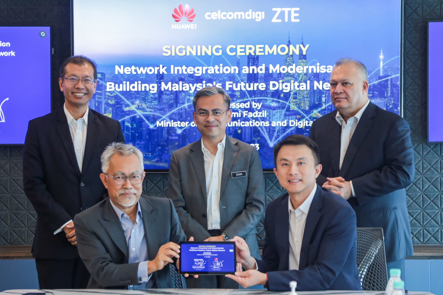 CelcomDigi leadership with Huawei Malaysia's chief executive officer Simon Sun (front, right), Communications and Digital Minister, Fahmi Fadzil (center, back) & MCMC Chairman, Mohamad Salim bin Fateh Din (top, left)