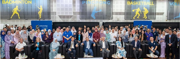 (From left first row): Mohammad Nuri Hussin, Senior Assistant Director, Selangor State Education Department; Sanja Saranovic, Deputy UNICEF; Dr. Wan Raisuha, Deputy Director, Education Policy Planning & Research Division, Ministry of Education; Ts Saipolyazan Mat Yusop, Group CEO, Menteri Besar Selangor Incorporated; Amirudin Shari, Chief Minister of Selangor;  Idham Nawawi, CEO CelcomDigi Bhd; Aarti Ahuja, Google Public Affairs Manager; Razif Abdul Aziz, Vice President, Business Services Division, MDEC; David Chak, vo-Founder of Arus Academy.