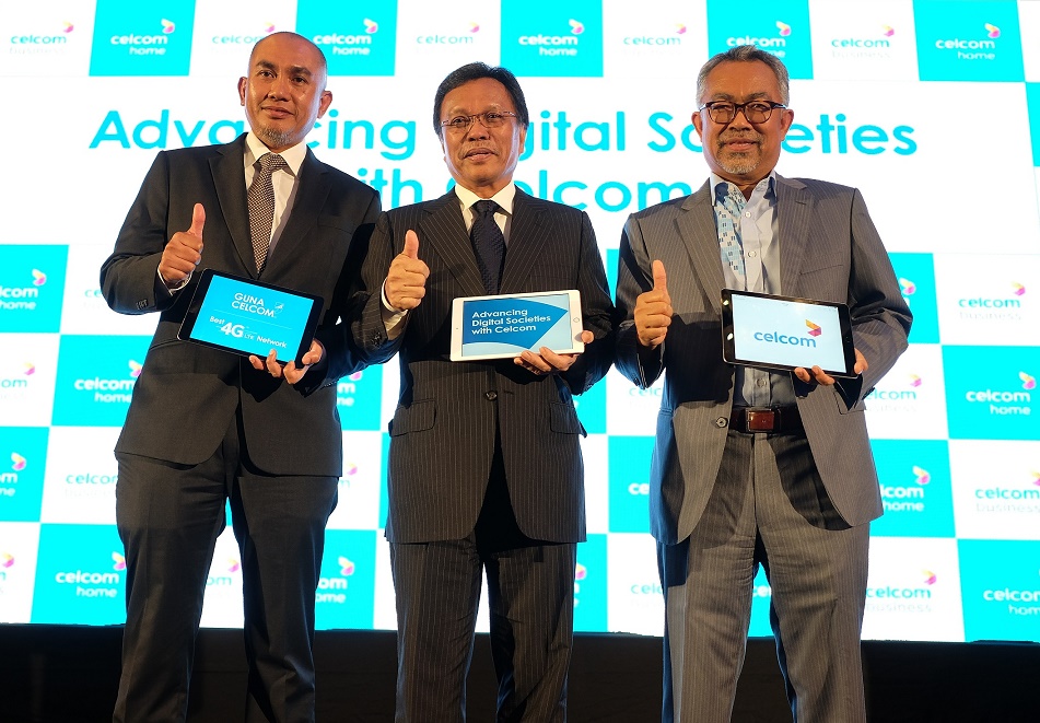 Chief Minister of Sabah Mohd Shafie Apdal (centre) flanked by Celcom Axiata CEO Idham Nawawi (right); and Celcom Timur chairman Ahmad Rizal Dahli