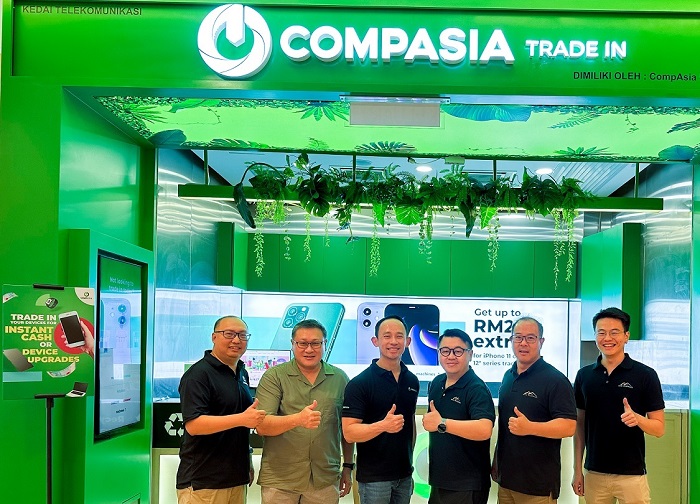  (L-R) CompAsia Chief Investment Officer, Eu Gene Jiang; CFO, Kian Leong Yap; Founder and CEO, Julius Lim; Gobi Partners Managing Partner, Dan Chong; Gobi Partners Co-founder and Chairperson, Thomas Tsao; and Gobi Partners Assistant Vice President, Zen Liew at CompAsia’s flagship store at Sunway Pyramid Shopping Mall in KL.