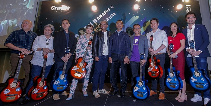 Cradle Startup Awards recipients (L to R) Calvin Yeap, Head of Marketing, iPay88 (M) Sdn Bhd, Chelsea Chee, cofounder/CEO of MAEKO, Ng Wing Loon, COO, Involve Asia Sdn Bhd, Christy Ng, founder/CEO, Christy Ng, Razif Abdul Aziz, Acting Group CEO, Cradle Fund, Dr Mohd Nor Azman, Deputy Sec-Gen (Science Technology & Innovation) of MESTECC, Muhamad Nasir Habizar, JomParking Sdn Bhd founder/CEO, ST Chua, director, Sunway iLabs, Stephanie Ping, cofounder/CEO, WORQ and Fong Wai Hong, cofounder/CEO, Storehub Sdn Bhd.