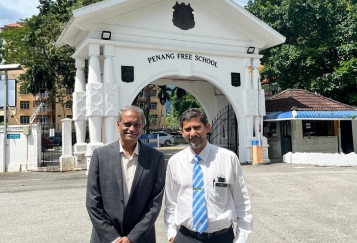 Devadas Ravinathan, CEO of Crypken (left) with Syed Sultan, Principal of Penang Free School.