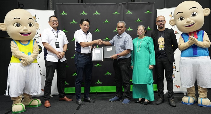 (from left) Roni Shah Mustapha, Head of Business, City & Communications Division of Cyberview, Mohd Najib Ibrahim, Cyberview MD, Tuan Burhanuddin Md Radzi, MD of Les Copaque, Ainon Ariff, Co-founder of Les’Copaque Production, and Karyabudi Mohd Aris, International Marketing Manager of Les’Copaque , at the agreement to extends talks between the two parties. 