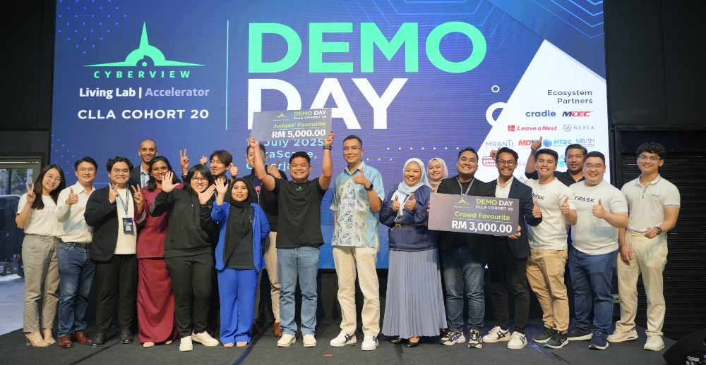 Celebratory photo of ADA Biotech and Taxpool with the rest of the startups