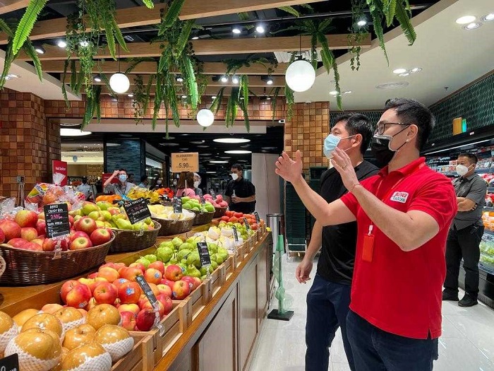 Daniel Teng, Director, Group Operations, Jaya Grocer (left), and Anthony Tan, CEO and co-founder of Grab, at a Jaya Grocer store in the Klang Valley. pic credit: Anthony Tan's Twitter @AnthonyPY_Tan