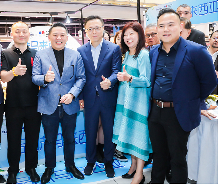 (2nd from left) Darell Leiking, Minister of International Trade and Industry, Malaysia visiting Malaysian product booths at Freshipo store in Shanghai during the closing ceremony of Malaysia Week 2019. To his left is Eric Jing, Board Member & Partner of Alibaba Group, Chairman & CEO of Ant Financial. They were accompanied by Ng Wan Peng, COO of MDEC (4th from left) and Malaysian merchants.
