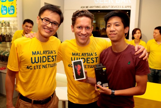 New iPhones land in Malaysia at the stroke of midnight