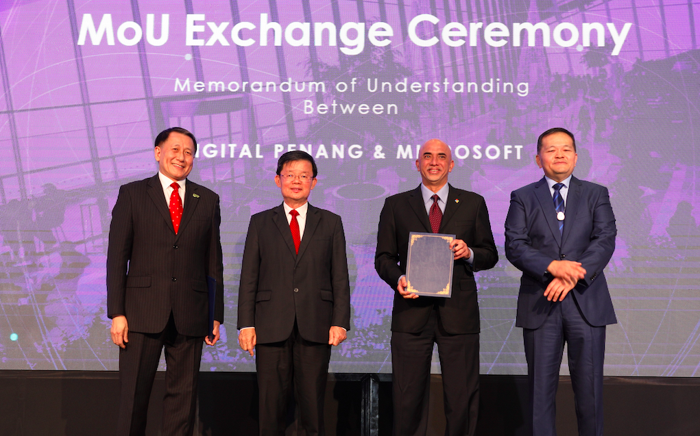 (From left) Tony Yeoh, chief executive officer of Digital Penang; Chow Kon Yeow, chief minister of Penang; K Raman, managing director of Microsoft Malaysia, and Dr. Sean Seah, chairman of National Tech Association of Malaysia (PIKOM) at the MOU exchange ceremony between Digital Penang and Microsoft