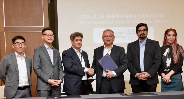 Zairil Khir Johari (2nd from left), EXCO of Infrastructure and Transport, Penang; Ng Kwang Ming (3rd from left), CEO of Digital Penang and Alan Lim (4th left), President of MBAN, with MBAN council members to his left. 