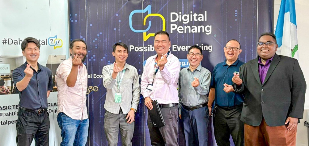 From left: Ishida Tsubasa FinHero, Shawn Lim (FinHero, Kelvin Lim, FinHero, Top Lim, FinHero, Lim Chong Seng, Digital Penang, Khooi Chu Boon, Digital Penang & Kiren Raj Jaikumar, FinHero)