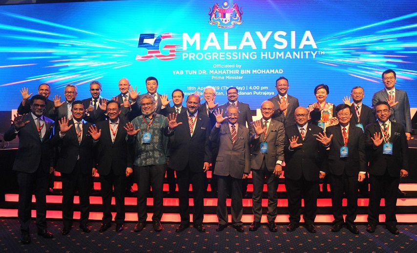 Malaysian Prime Minister Dr Mahathir Mohamad with Communications and Multimedia Minister Gobind Singh Deo with industry leaders, state leaders as well as Cabinet members. pics courtesy of MCMC