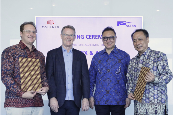 (L to R) Jeremy Deutsch, President of Asia-Pacific, Equinix, Keith Taylor, CFO of Equinix, Chiew Sin Cheok, Director of Astra and Santosa, Director of Astra celebrate the establishment of a joint venture company between Equinix and Astra in Indonesia.