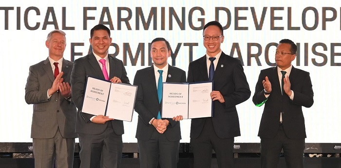 Witnessing the agreement for FarmByte’s proposed investment into Archisen and setting up an automated vertical indoor farm are: (From left) Niclas Svenningsen, Manager, Programmes Coordination at UNFCCC; Syed Aiman Kifli Syed Jaafar, CEO of FarmByte Sdn Bhd; Onn Hafiz Ghazi, Menteri Besar of Johor; Vincent Wei, CEO of Archisen Pte Ltd; and Nik Nazmi Nik Ahmad, Minister of Natural Resources, Environment and Climate Change.