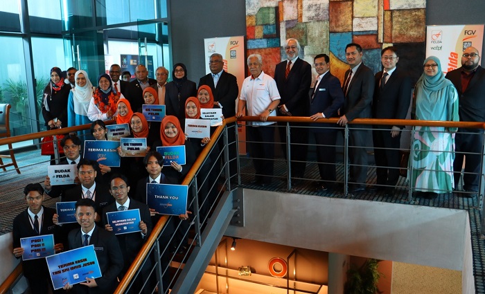 Idris Jusoh, Chairman of FELDA (from centre to right); Parmjit Singh, CEO of APU; Mohd Banuri Aris, General Manager of Yayasan Felda; Mohd Helmy Norman, Executive Director of APU; Prof Dr Ho Chin Kuan, Vice Chancellor of APU in a group picture with 13 outstanding Felda students for the ‘Global Digital Leadership education programme. 