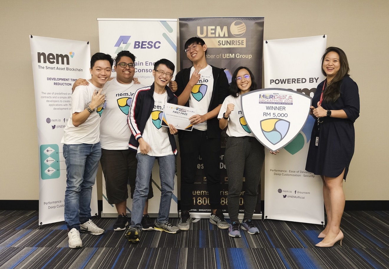 First prize winner of NEM Merdeka Hackathon 2018: Team BC-LUL from University of Southampton Malaysia, with (far right) UEM Sunrise Managing Director’s Office deputy senior manager Feng Wai Chia