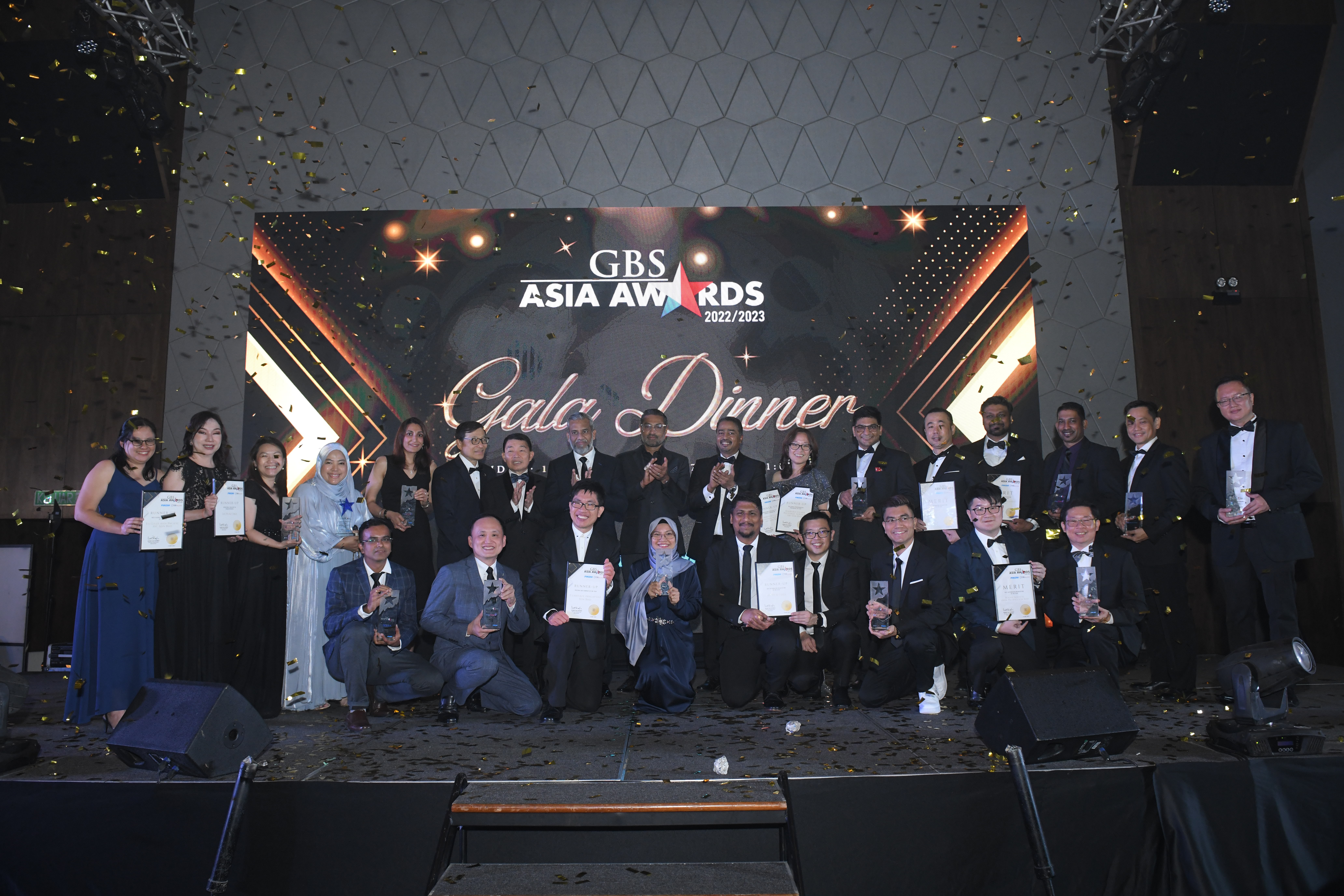 GBS Asia Awards 2023 Corporate winners with Ong Chin Seong, PIKOM Chairman (standing 7th from left), Shahul Dawood, Chief Executive HRDCorp (8th from left), Raymond Siva, Chief Digital Investment Officer, MDEC (9th from left), Anthony Raja Devadoss, Chair of GBS Malaysia Chapter, (10th from left).