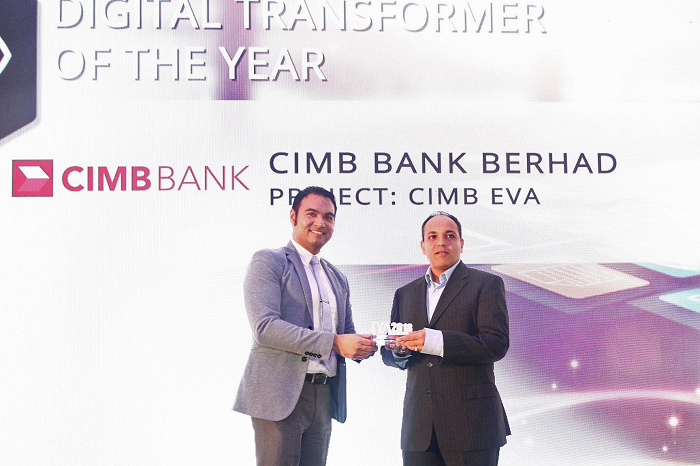 Sudev Bangah, MD of IDC ASEAN hands over the DigitalTransformer of The Year 2018 Award to Kanags Surendran, Head of Digital Banking, CIMB Bank.
