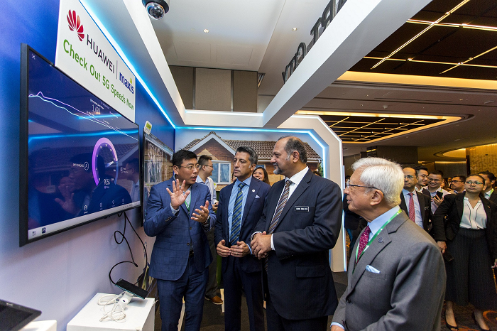 (L-R) Michael Yuan, CEO of Huawei Malaysia, Gokhan Ogut, CEO of Maxis, Gobind Singh Deo, Minister of Communications and Multimedia and Raja Arshad Raja Tun Uda, Chairman of Maxis.