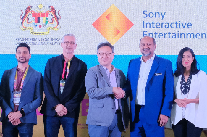 (R to L): MDEC CEO Surina Shukri, Malaysian Minister of Communications and Multimedia Gobind Singh Deo and SIE WWS president Shuhei Yoshida followed by Sony Interactive executives.