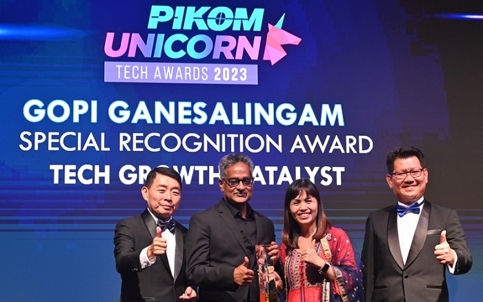 Communications and digital deputy minister Teo Nie Ching (2nd right) presenting the award to Gopi Ganesalingam, with PIKOM chairman Ong Chin Seong (left) and deputy chairman Alex Liew (right).