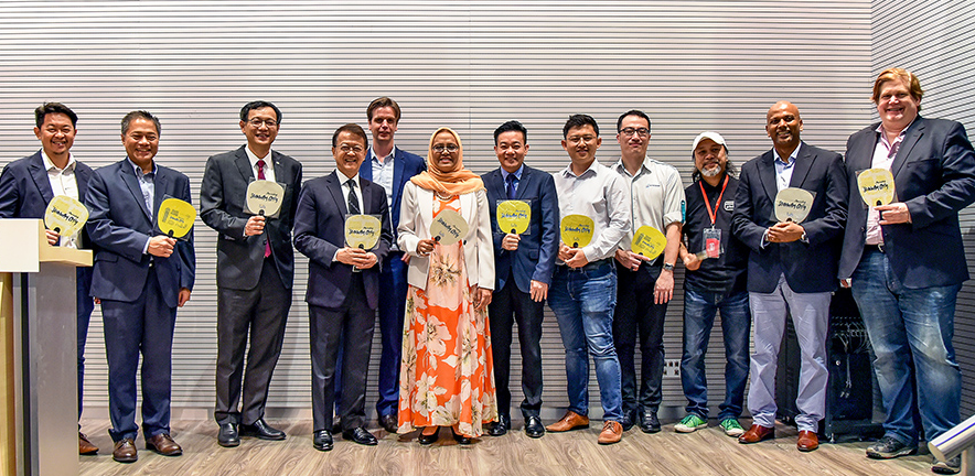 The various partners for Sunway iLabs Makerspace. Jeffrey Cheah, founder and chairman of Sunway Group is 4th from left.