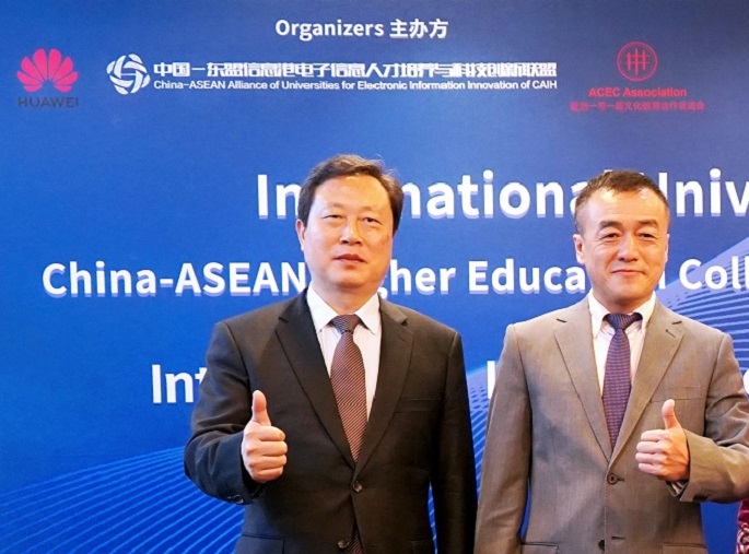 (L2R): Professor Liang Chaozhao, representative from Anhui Medical University and Yang Chengcheng, Regional Executive Director, Asia China Education and Culture (ACEC) Association were among the guests.