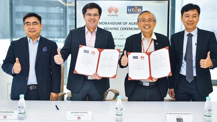 (L to R) Liu Qingsong, Vice President of Malaysia Public Relations at Huawei; Choh Yau Meng, Vice President of Malaysia Human Resources at Huawei; and Ewe Hong Tat, President of UTAR and UTAR Faculty of Engineering and Green Technology Dean, Ir. Prof Dr Ng Choon Aun.