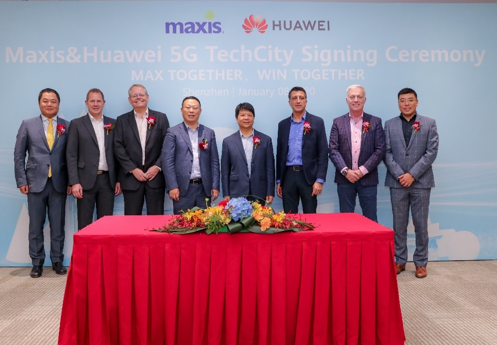 Huawei rotating chairman Guo Ping (5th left) and Maxis CEO Gokhan Ogut (6th left) after the signing of the MoU at Huawei’s headquarters in Shenzhen