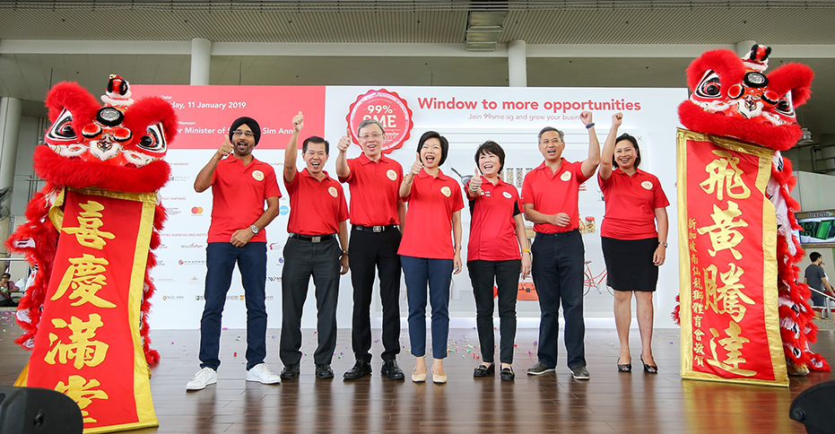 Singapore Senior Minister of State, Ministry for Communications and Information and Ministry of Culture, Community and Youth Sim Ann (centre); Singtel Business Group MD Andrew Lim (third left); and DBS Bank SME Banking group head Joyce Tee