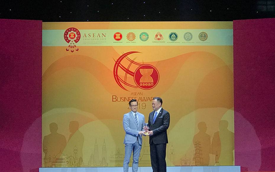 Innity Group co-founder & MD Fabian Looa (left) receiving the award