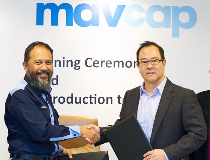Jamaludin Bujang (left) signing a co-investment deal with Tom Tsao of Gobi Ventures in 2016.